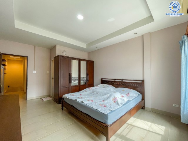 *****ทาวน์เฮ้าส์มือสองย่านนนทบุรี ม.พิชาดา บ้านกล้วย-ไทรน้อย เนื้อที่ 16 ตร.ว. ฟังก์ชัน 2 ห้องนอน 2 ห้องน้ำ บ้านพร้อมอยู่ ตกแต่งใหม่ บนทำเลแห่งการเดินทาง เพียง 20 นาทีก็ถึงรถไฟฟ้าสายสีม่วง "สถานีคลองบางไผ่" ใกล้ทางด่วน "ศรีรัช"